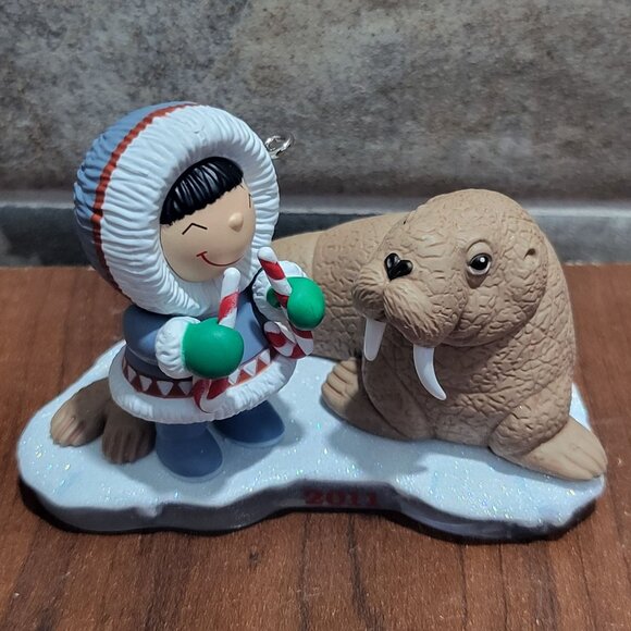 Hallmark Frosty Friends 2011 Eskimo Walrus Christmas Ornament - Picture 4 of 13